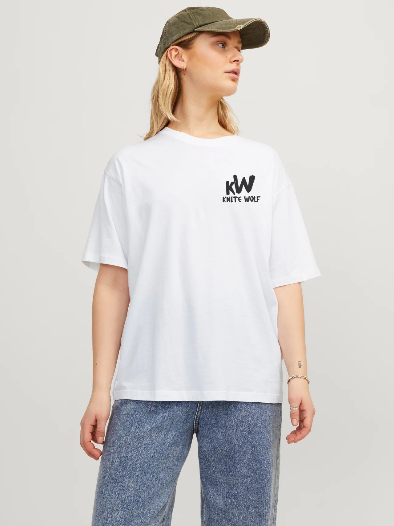 Knite Wolf Oversized T-Shirt – Minimal Front Logo & Graphic Back Print