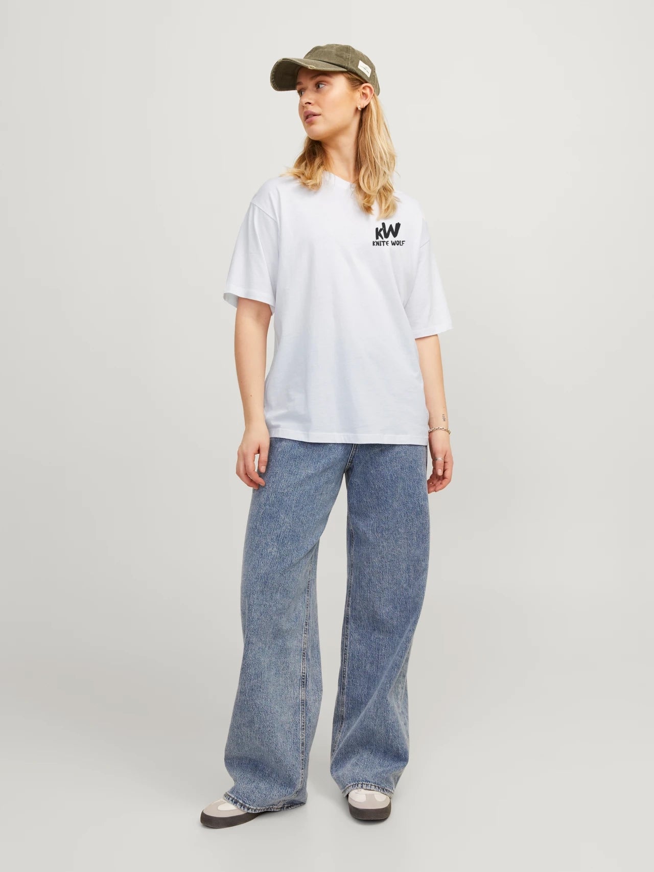 Knite Wolf Oversized T-Shirt – Minimal Front Logo & Graphic Back Print